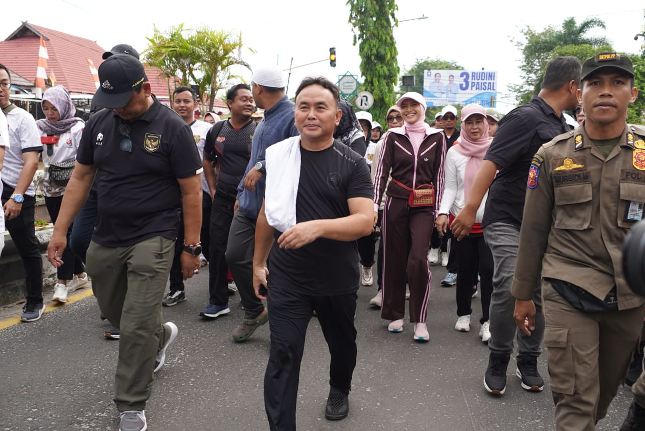 Plh. Kadispursip Kalteng Arthur Mukkun Ikuti Rangkaian Acara Jalan Sehat Hari Pahlawan Berkah