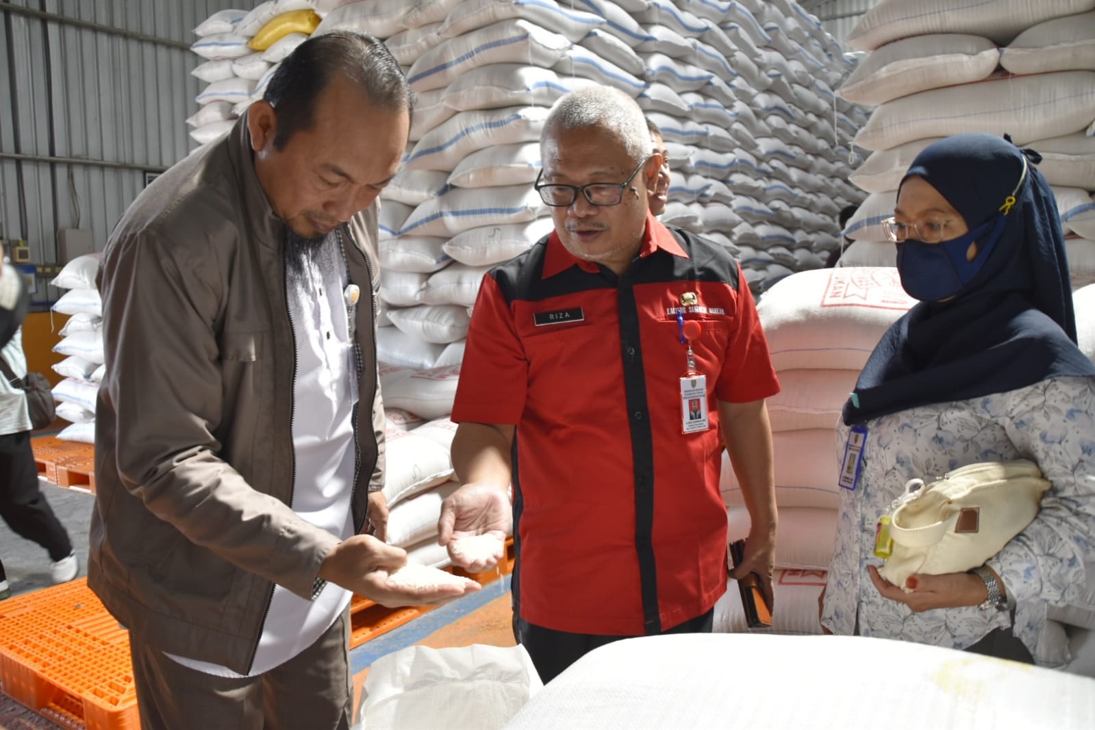 Pemprov Kalteng Tinjau Stock Ketersediaan Beras Yang Diperuntukkan Untuk Operasi Pasar