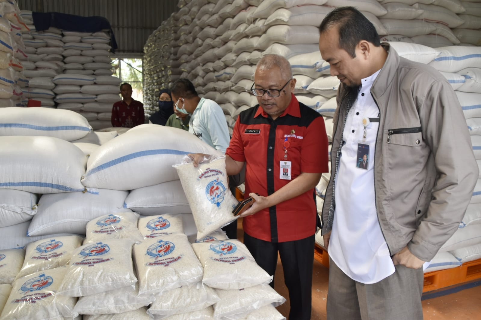 Pemprov Kalteng Tinjau Stock Ketersediaan Beras Yang Diperuntukkan Untuk Operasi Pasar