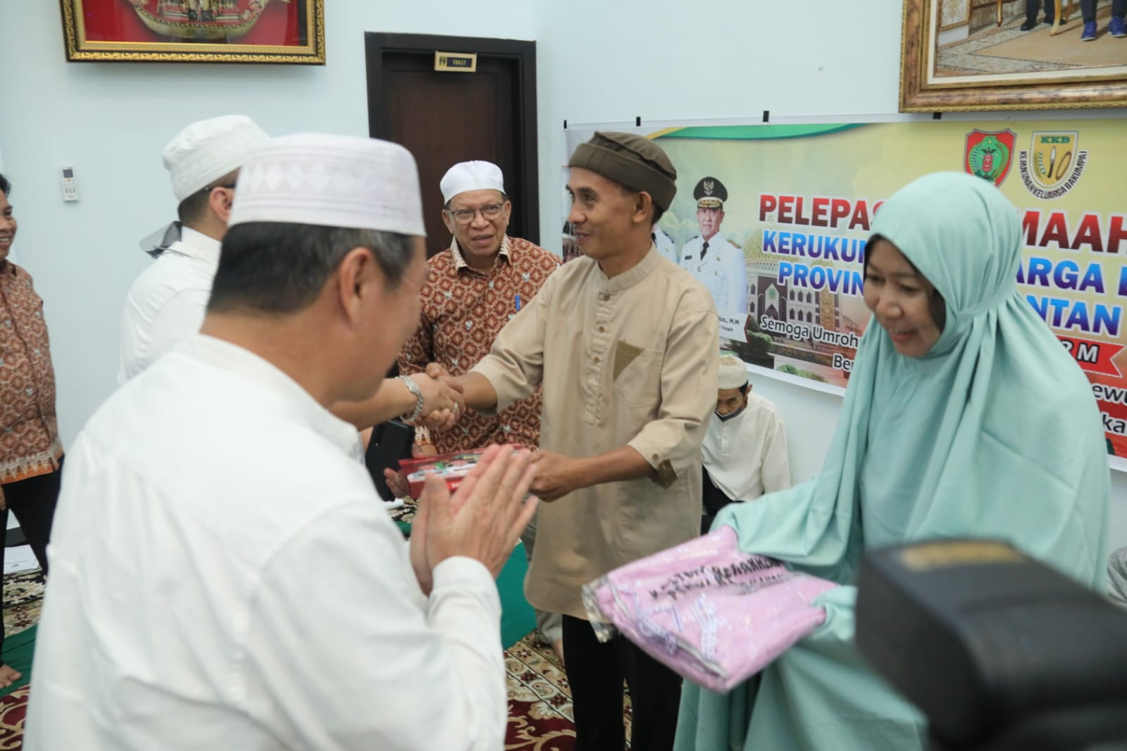 Sekda Prov. Kalteng Ikuti Salat Hajat Dan Pelepasan Jamaah Umrah