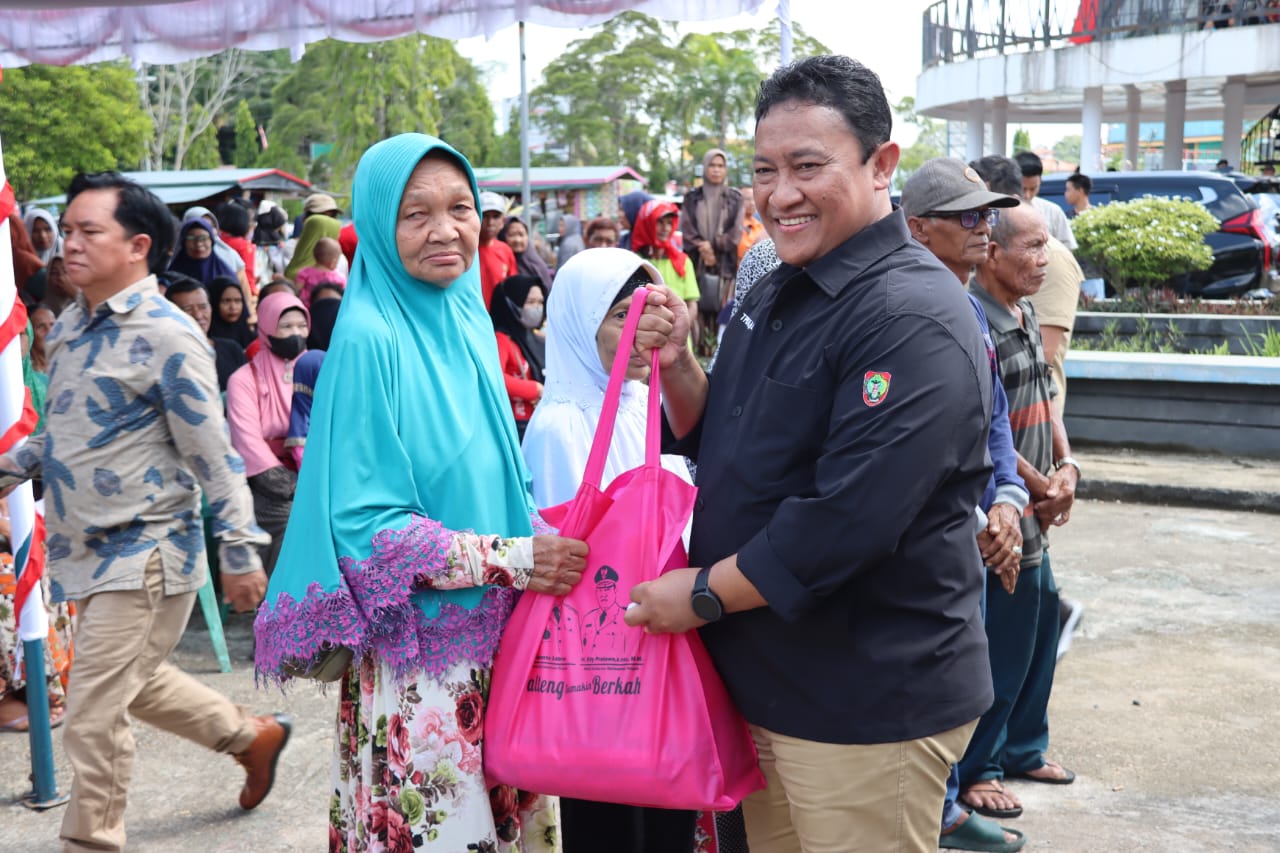 Wagub Edy Pratowo Buka Sekaligus Tinjau Pasar Penyeimbang yang Digelar di Taman Rusa