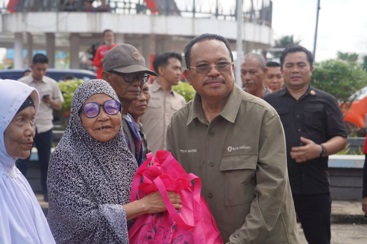 Wagub Edy Pratowo Buka Sekaligus Tinjau Pasar Penyeimbang yang Digelar di Taman Rusa