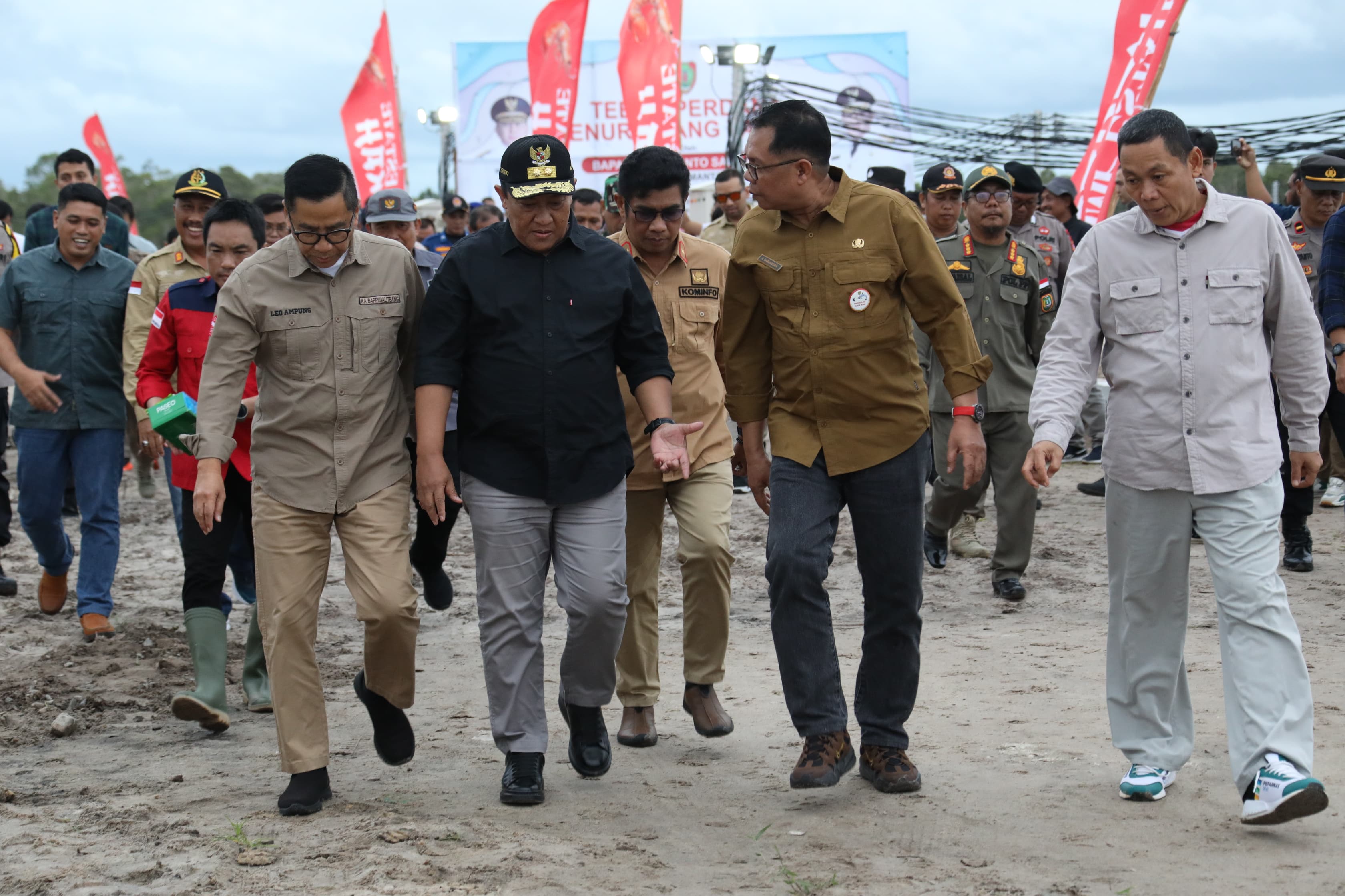 Wagub Edy Pratowo Lakukan Tebar Perdana Benur Udang Vaname di Kawasan Tambak Udang/Shrimp Estate Berkah