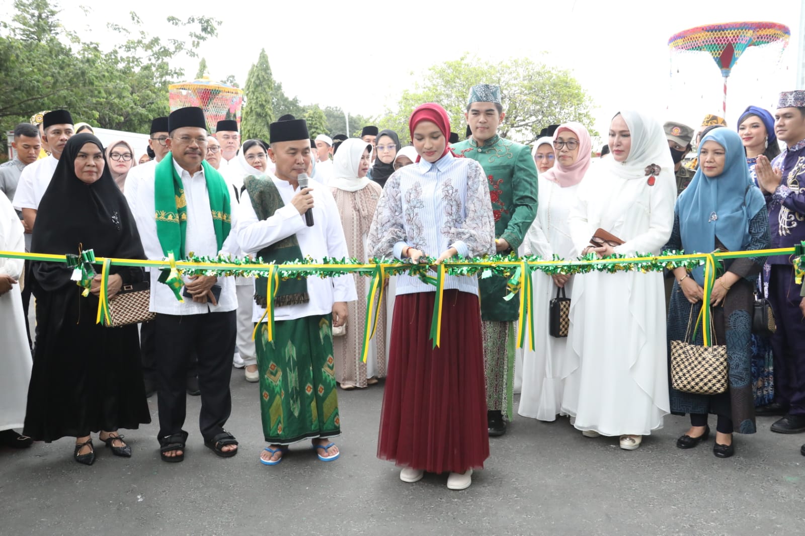 Ketua TP PKK Prov Kalteng Ivo Sugianto Sabran Didampingi Gubernur Kalteng Sugianto Sabran Buka Kalteng Ramadan Festival 1445 H