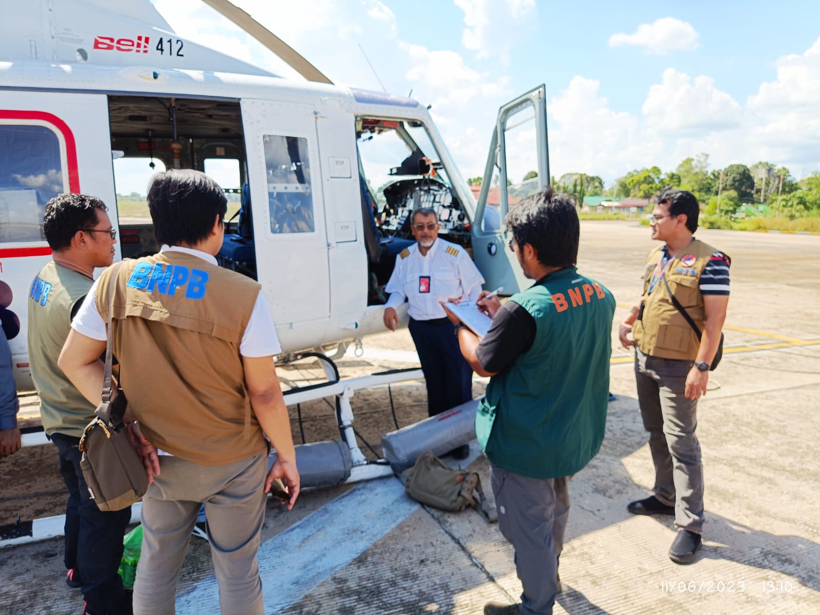 Pemerintah Pusat Melalui Badan Nasional Penanggulangan Bencana Telah Mengirimkan Satu Unit Helicopter Water Boombing