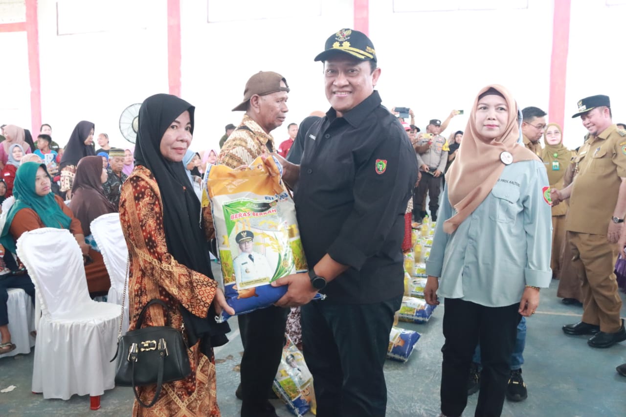 Wagub Kalteng Edy Pratowo Salurkan Bantuan di Desa Hampalit Kabupaten Katingan