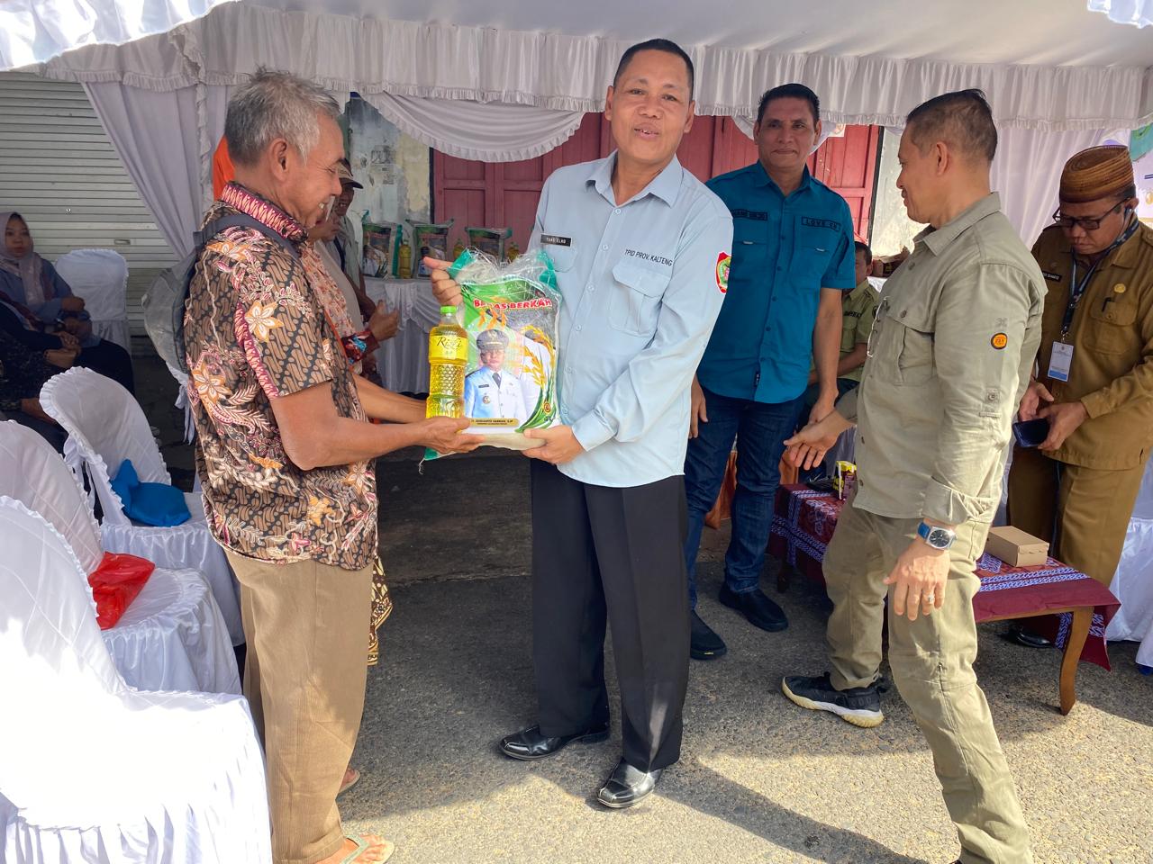 Sahli Yuas Elko Buka Pasar Murah di Kecamatan Seruyan Hilir, Kelurahan Kuala Pembuang I, Kabupaten Seruyan