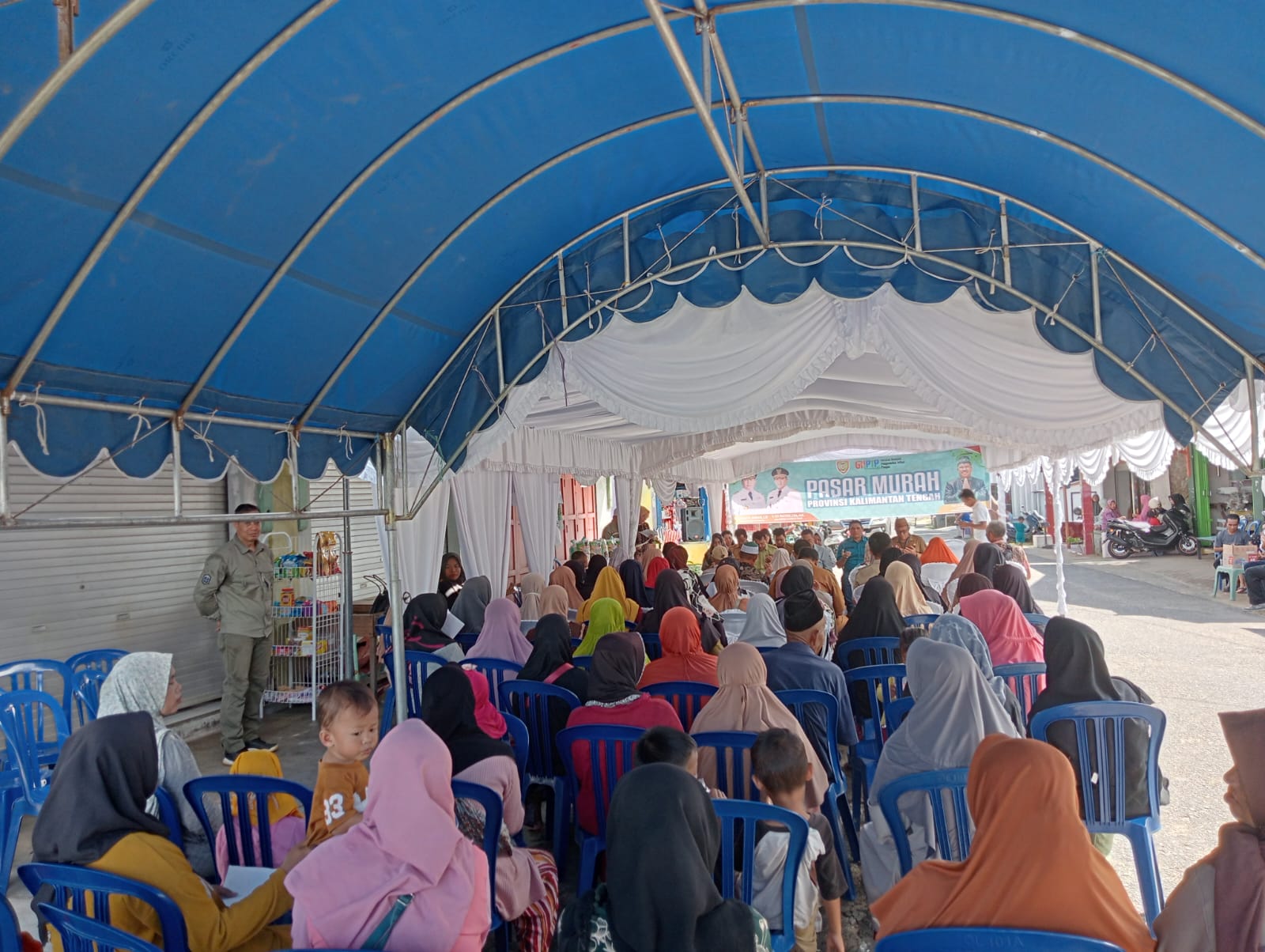 Sahli Yuas Elko Buka Pasar Murah di Kecamatan Seruyan Hilir, Kelurahan Kuala Pembuang I, Kabupaten Seruyan