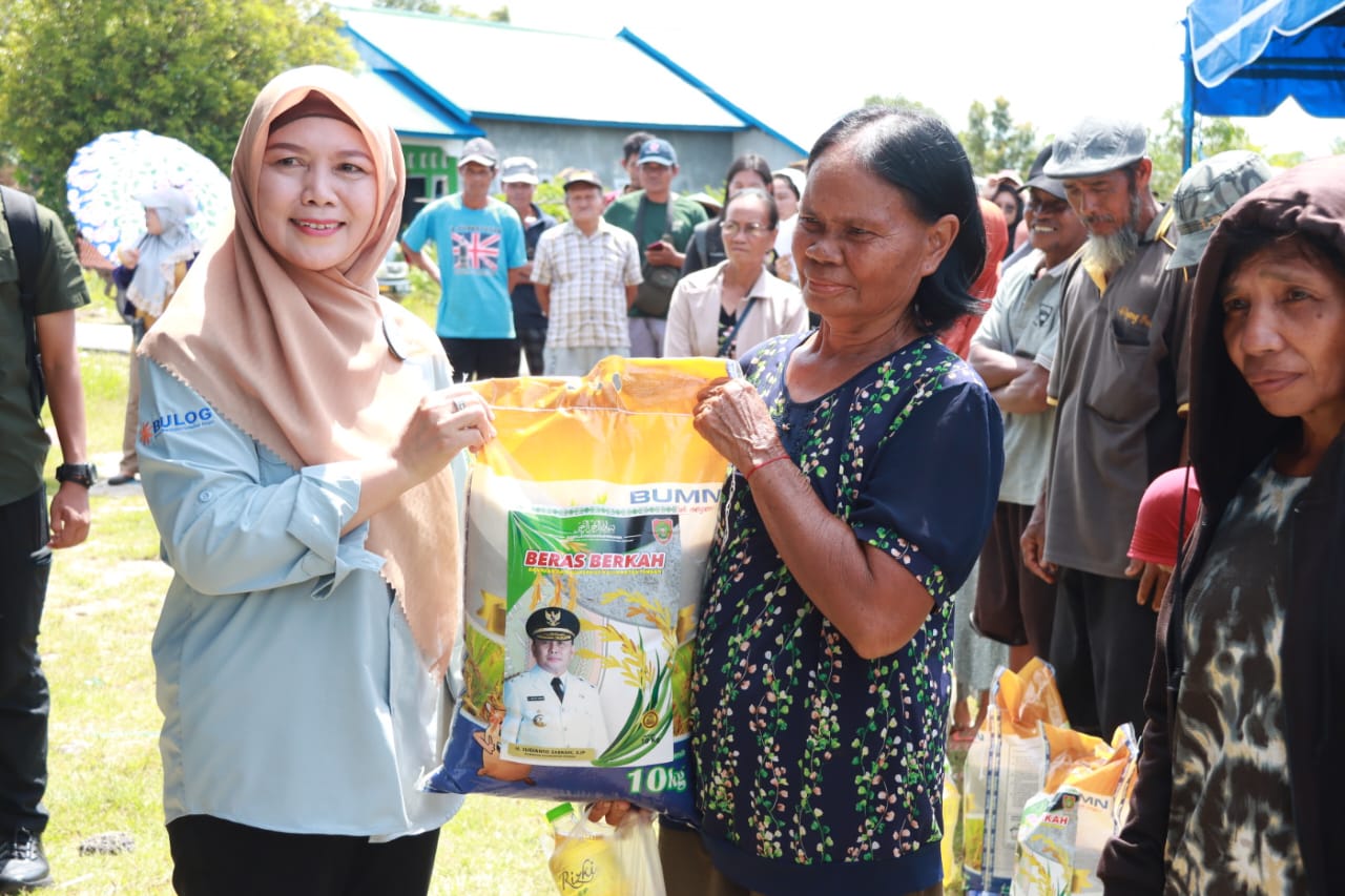 Asisten Ekbang Sri Widanarni Buka Pasar Murah dan Salurkan Bantuan Sembako di Lokasi Kedua Wilayah Kabupaten Katingan