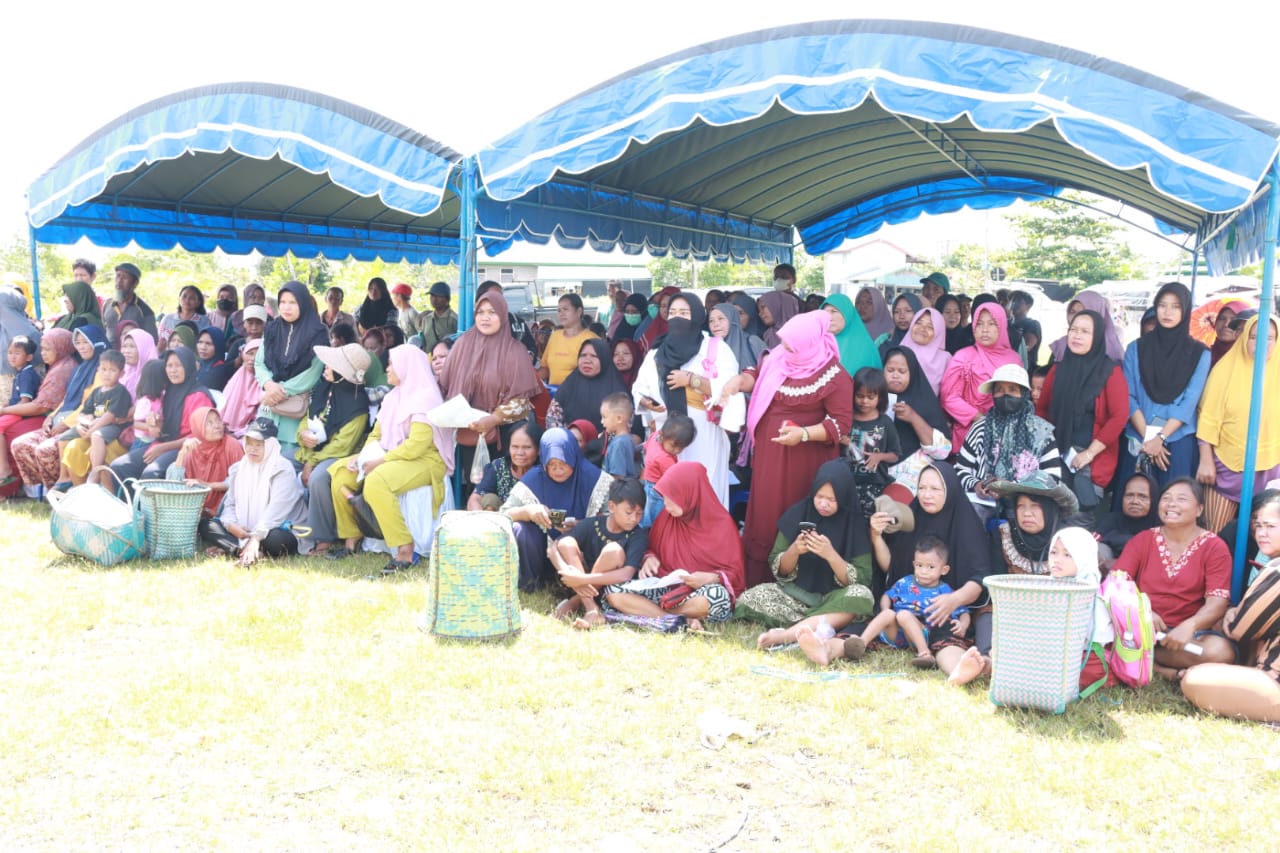 Asisten Ekbang Sri Widanarni Buka Pasar Murah dan Salurkan Bantuan Sembako di Lokasi Kedua Wilayah Kabupaten Katingan