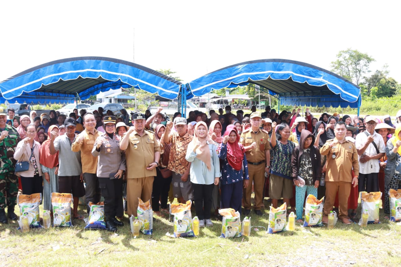 Asisten Ekbang Sri Widanarni Buka Pasar Murah dan Salurkan Bantuan Sembako di Lokasi Kedua Wilayah Kabupaten Katingan