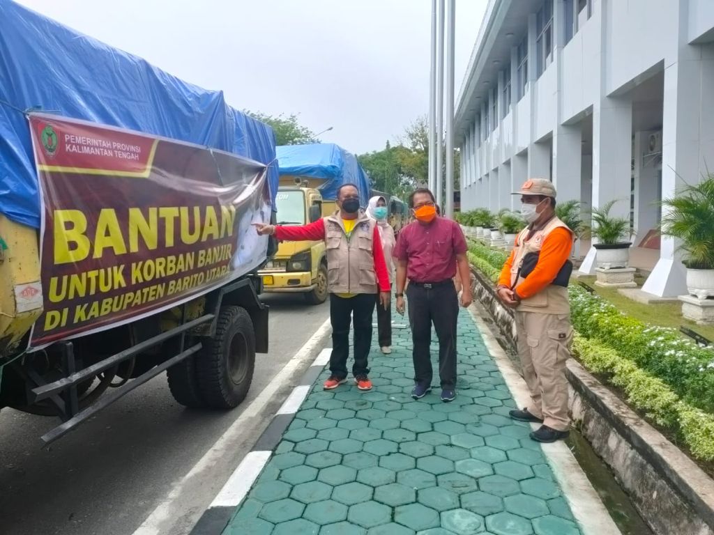 Pj. Sekda Kalteng Cek Logistik Bantuan Banjir DAS Barito