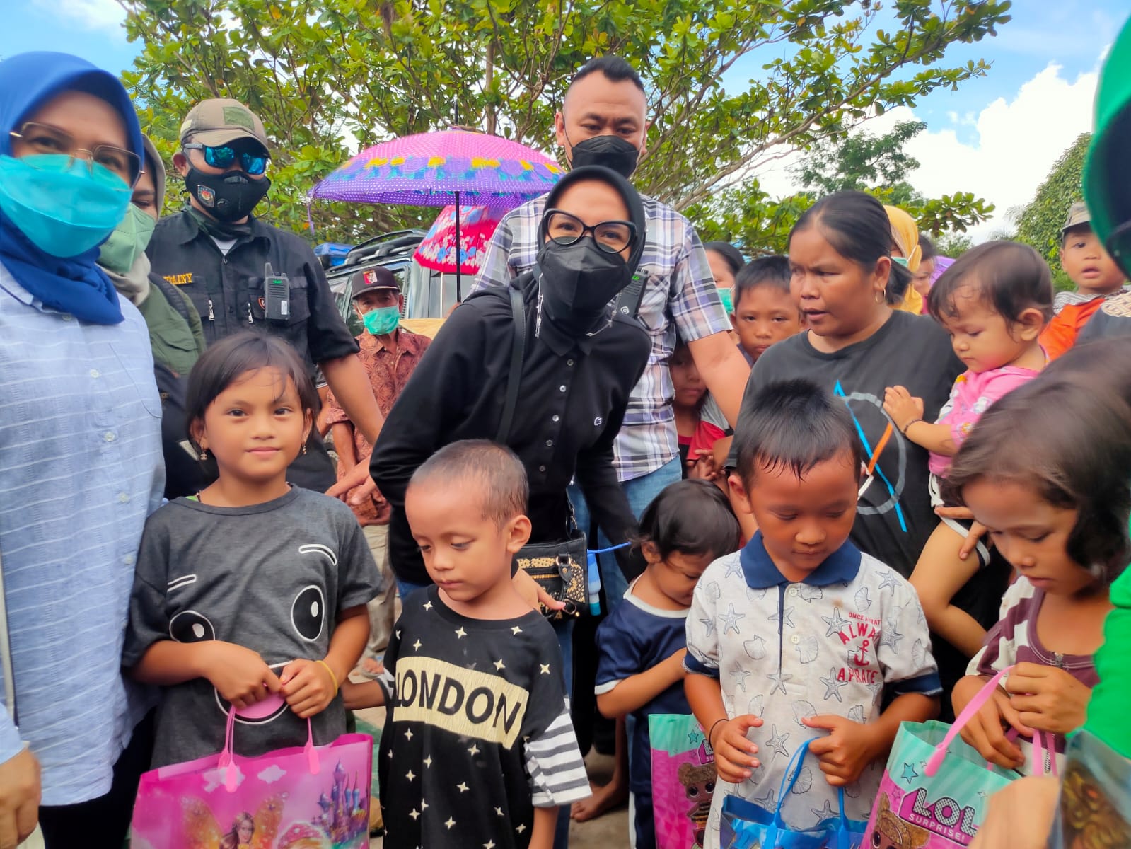 Ketua TP-PKK Prov. Kalteng Salurkan Bantuan Bagi Korban Banjir Katingan