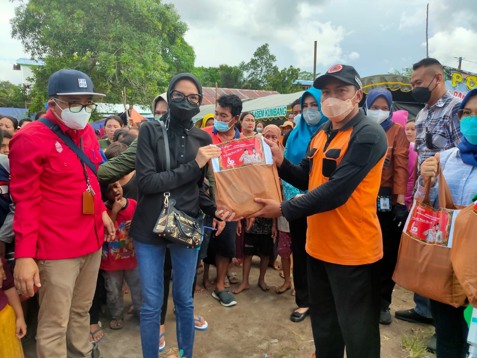 Ketua TP-PKK Prov. Kalteng Salurkan Bantuan Bagi Korban Banjir Katingan