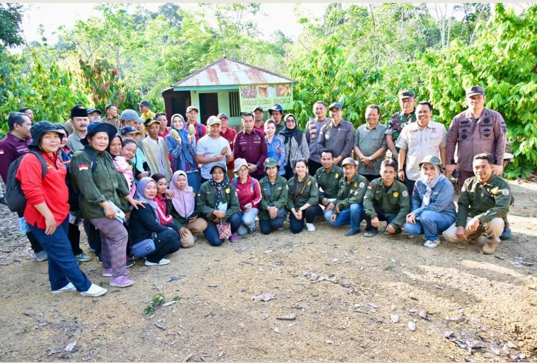 Gubernur Kalteng Sugianto Sabran Menyambangi Petani Kakao di Kecamatan Laung Tuhup