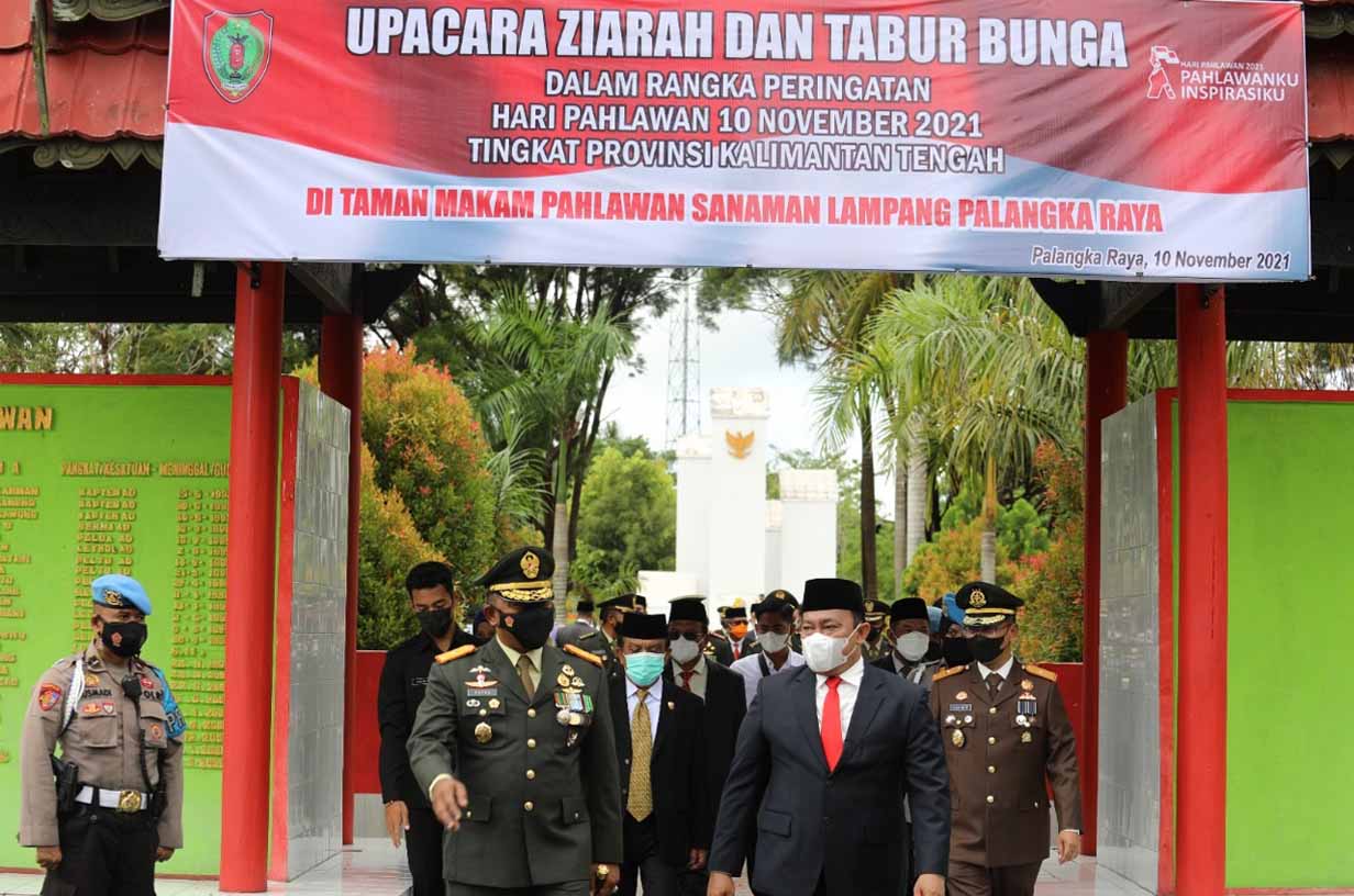 Peringati Hari Pahlawan, Wagub Kalteng Ikuti Upacara Tabur Bunga di TMP Sanaman Lampang