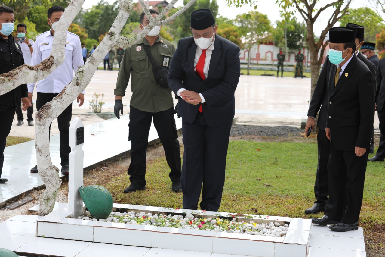 Peringati Hari Pahlawan, Wagub Kalteng Ikuti Upacara Tabur Bunga di TMP Sanaman Lampang