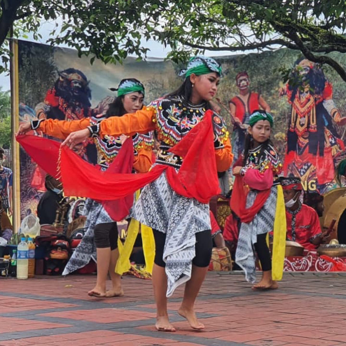 Pertunjukan Seni Budaya Ramaikan CFD Perdana