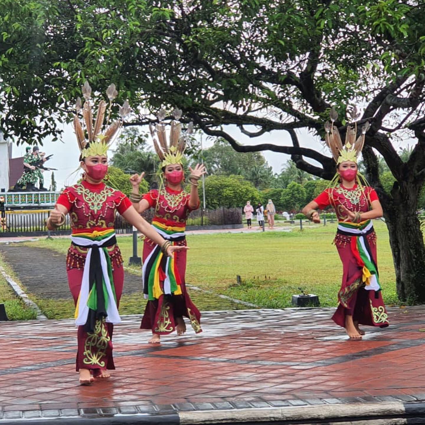 Pertunjukan Seni Budaya Ramaikan CFD Perdana