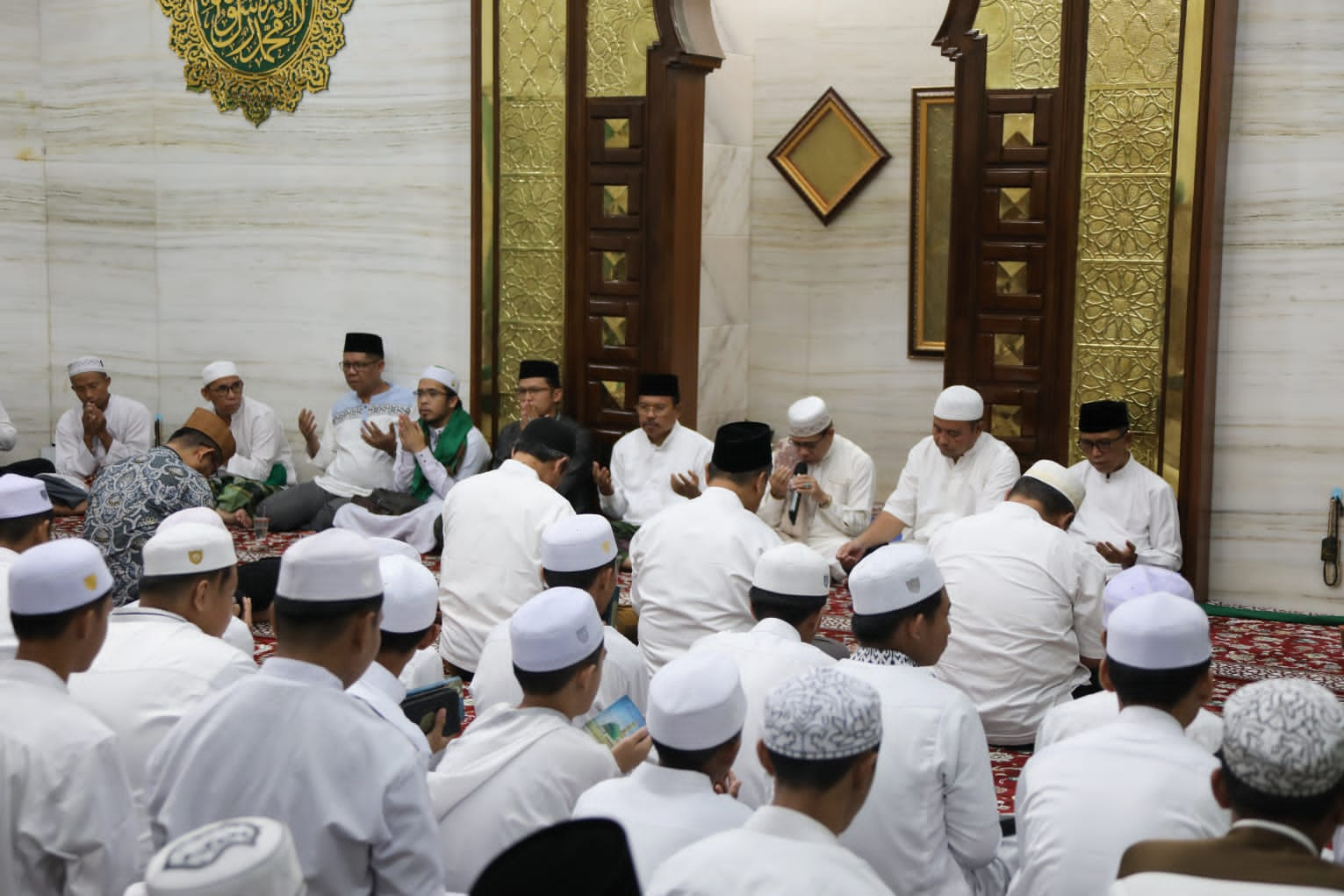 Sekda Prov. Kalteng Beserta Pejabat Jabatan Pimpinan Tinggi Pratama Gelar Salat