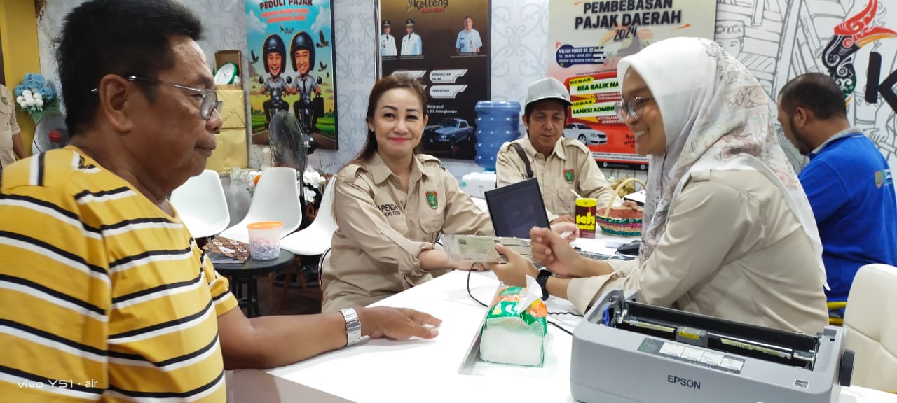 Bapenda Prov. Kalteng dan Samsat Tarik Minat Masyarakat Membayar Pajak Kendaraan di Kalteng Expo