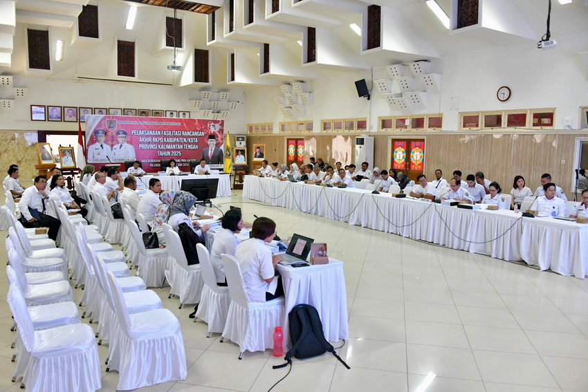 Kepala Bappedalitbang Prov. Kalteng Leonard S. Ampung Buka Kegiatan Fasilitasi Rancangan Akhir RKPD Kabupaten/Kota Tahun 2025