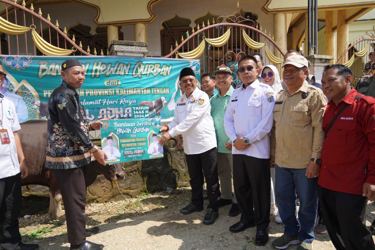 Sekda Nuryakin Serahkan Sapi Limousin dan Gratiskan Pasar Murah di Muara Tuhup dan Laung Tuhup Murung Raya