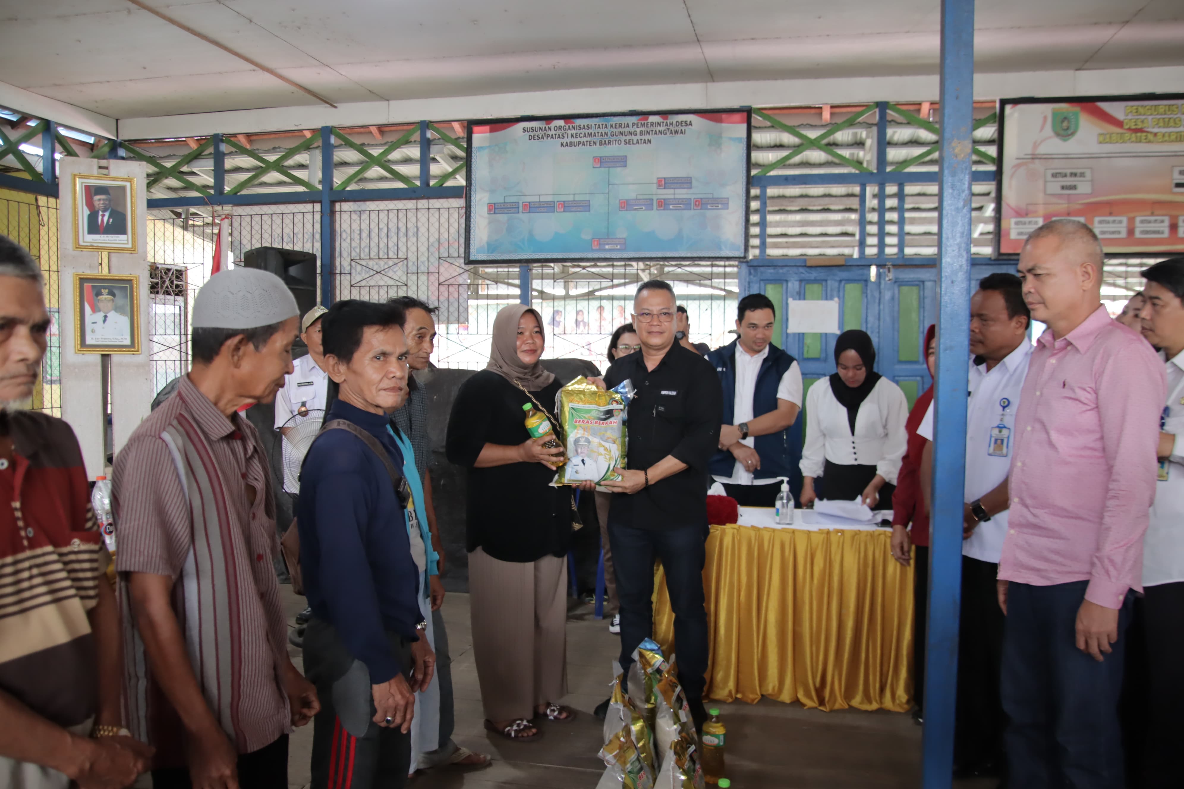 Kadis PMDes Aryawan Buka Pasar Murah di Desa Patas I dan Desa Patas II Barito Selatan