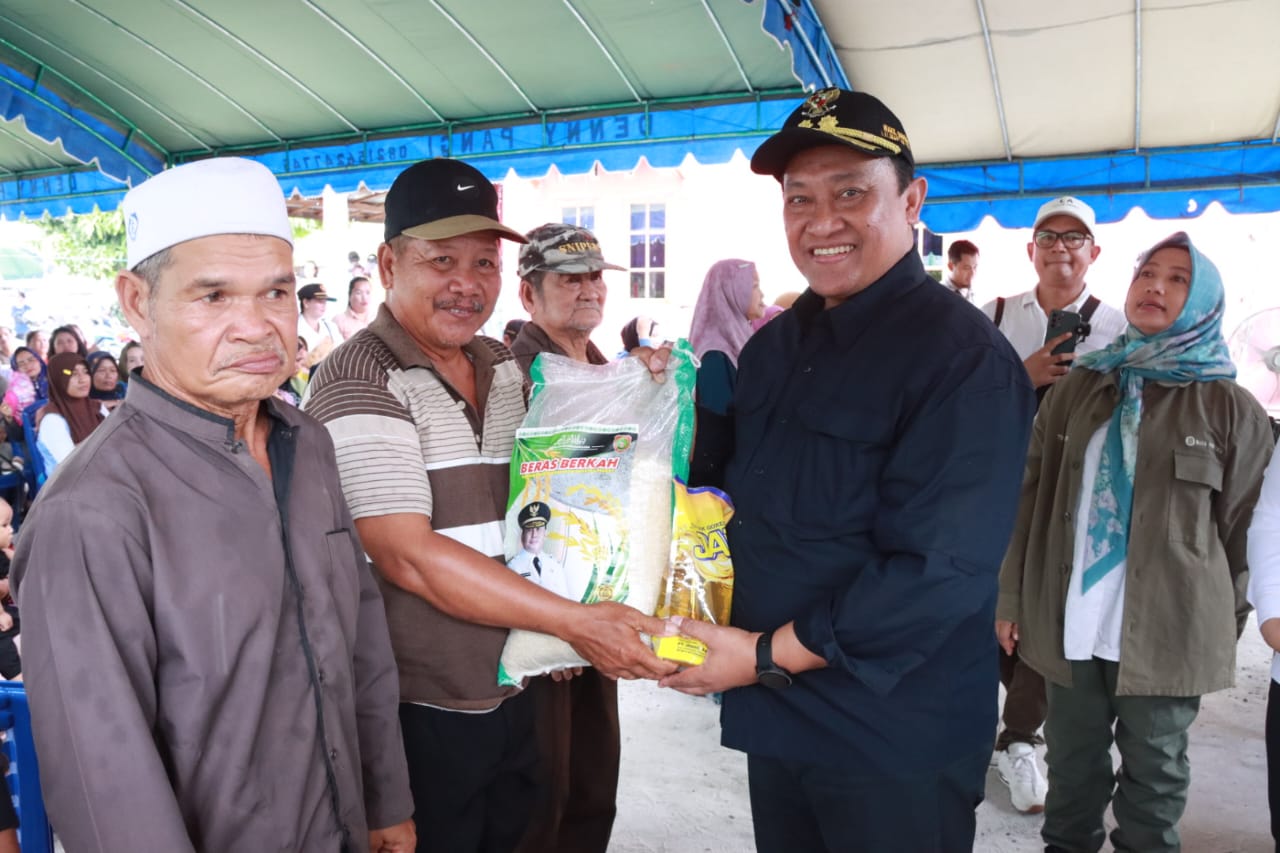 Wagub Kalteng Edy Pratowo Salurkan Bantuan 500 Paket Sembako Kepada Masyarakat di Desa Goha