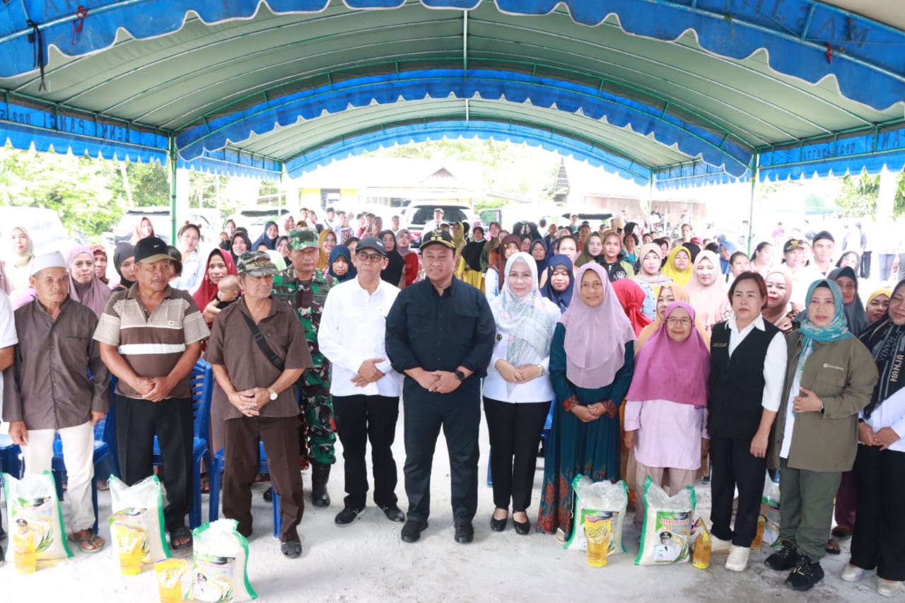 Wagub Kalteng Edy Pratowo Salurkan Bantuan 500 Paket Sembako Kepada Masyarakat di Desa Goha