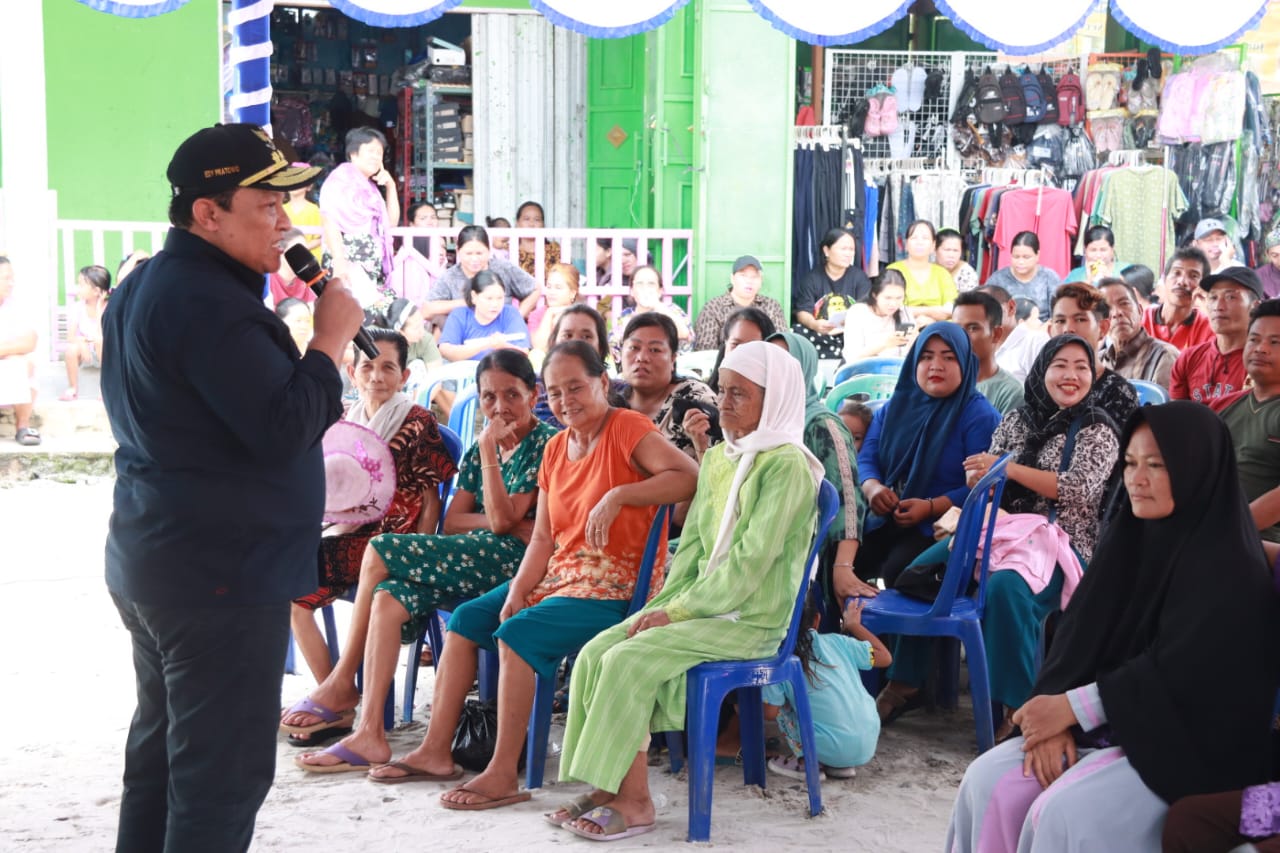 Wagub Kalteng Edy Pratowo Lanjutkan Penyaluran Bantuan 500 Paket Sembako Kepada Masyarakat