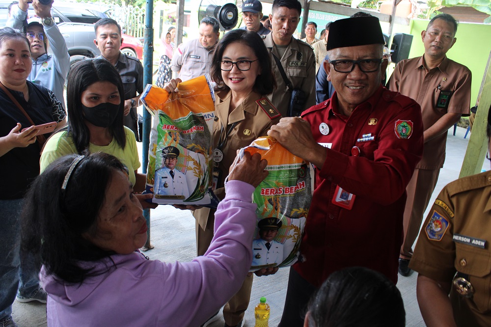 Kaban Kesbangpol Prov. Kalteng Katma F. Dirun Buka Pasar Murah