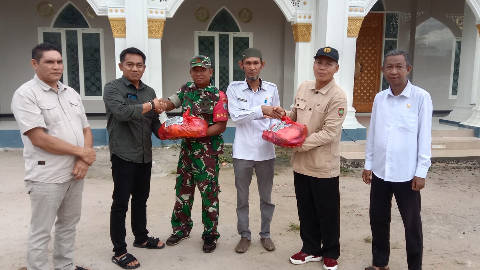 Sahli Yuas Elko Salurkan Sejumlah Bantuan Kepada Masyarakat Terdampak Banjir