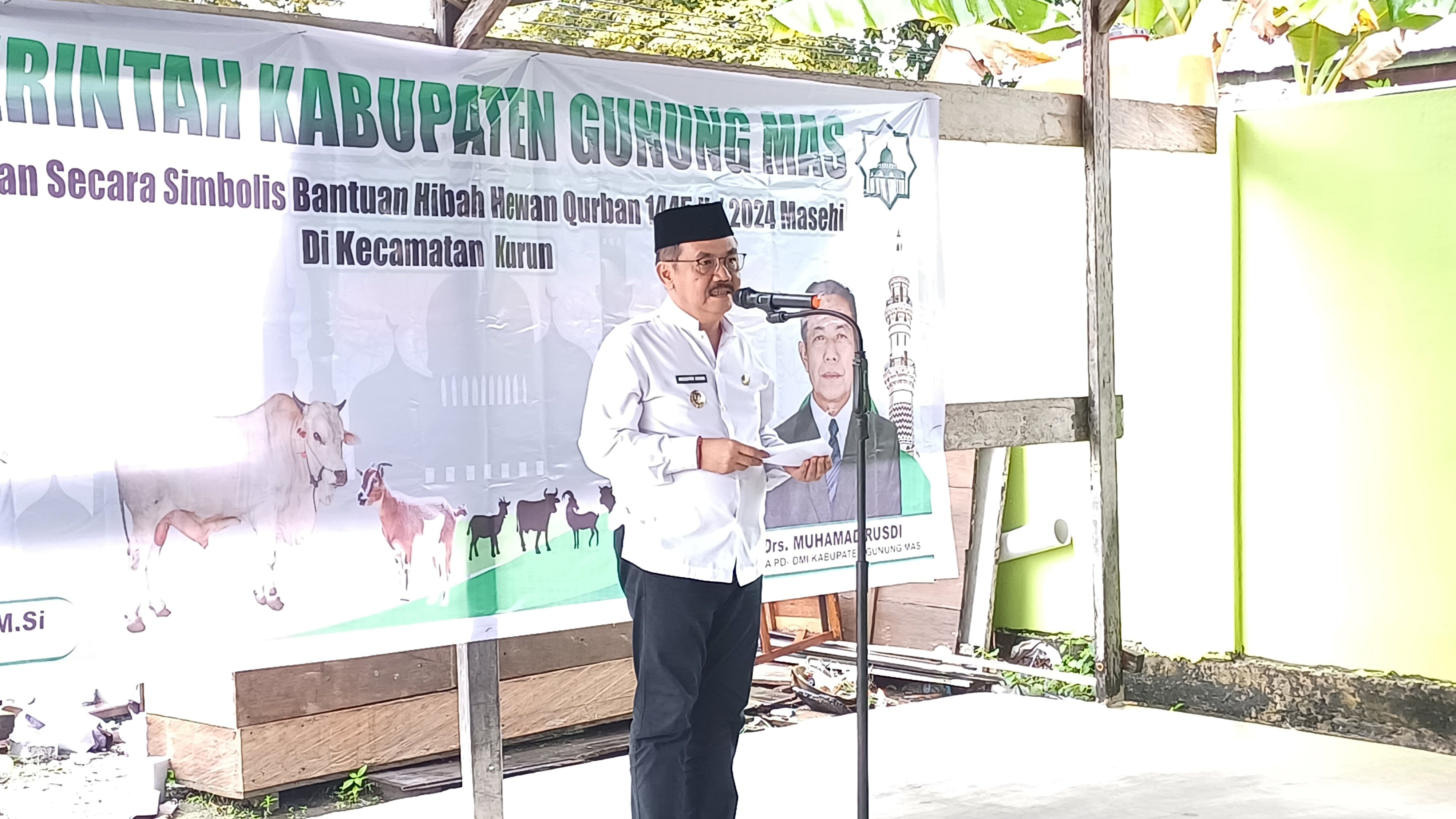 Pj. Bupati Herson B. Aden Serahkan Bantuan Hewan Kurban Kepada Dewan Masjid Kab. Gumas