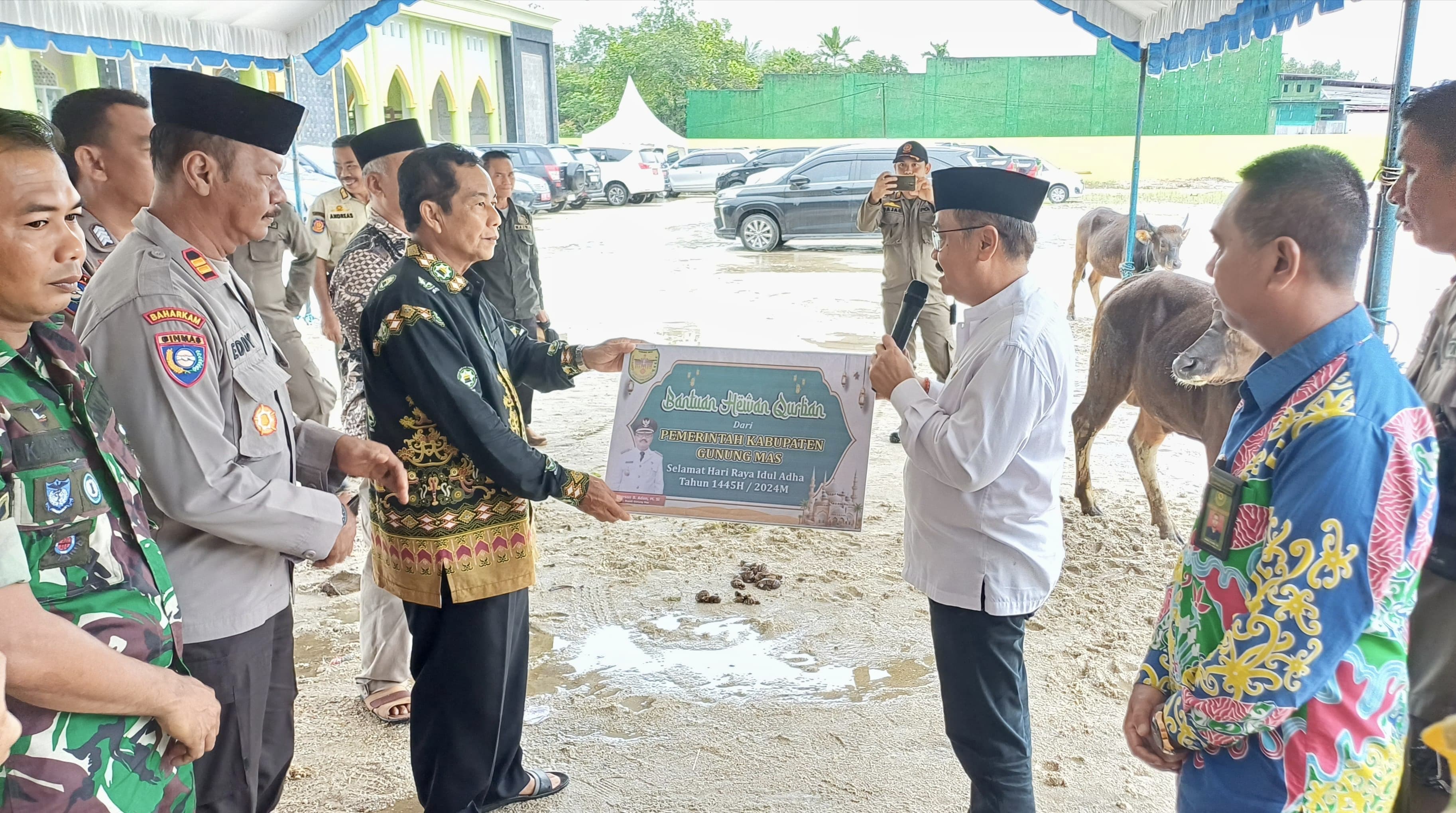 Pj. Bupati Herson B. Aden Serahkan Bantuan Hewan Kurban Kepada Dewan Masjid Kab. Gumas