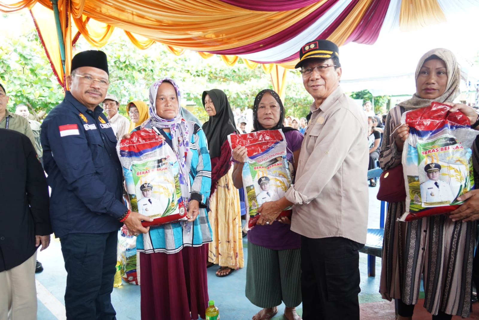 Sekda Nuryakin Buka Pasar Murah Kalteng Berbagi Berkah Sekaligus Serahkan Bantuan Hewan Kurban