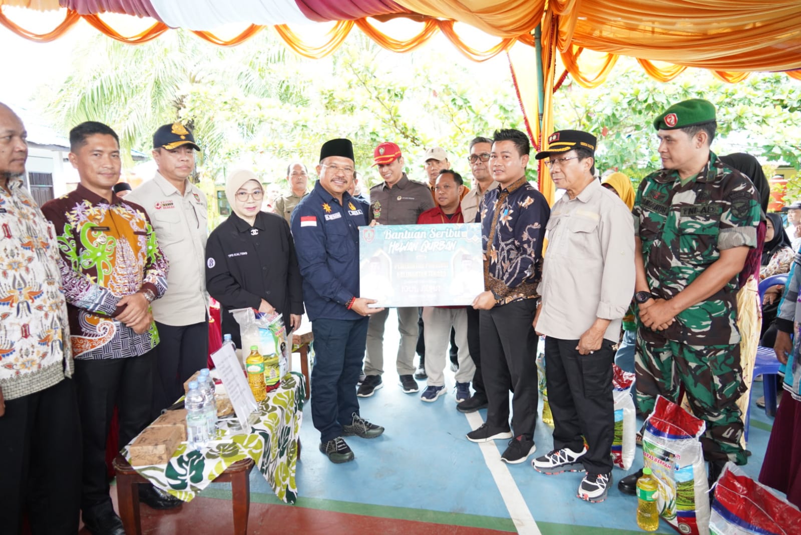 Sekda Nuryakin Buka Pasar Murah Kalteng Berbagi Berkah Sekaligus Serahkan Bantuan Hewan Kurban