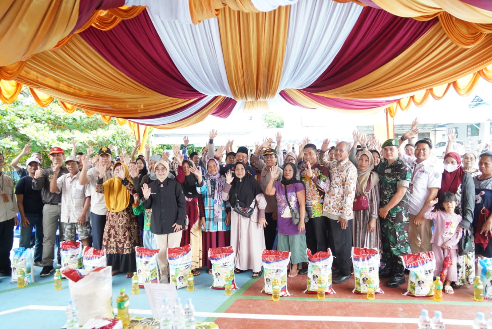 Sekda Nuryakin Buka Pasar Murah Kalteng Berbagi Berkah Sekaligus Serahkan Bantuan Hewan Kurban