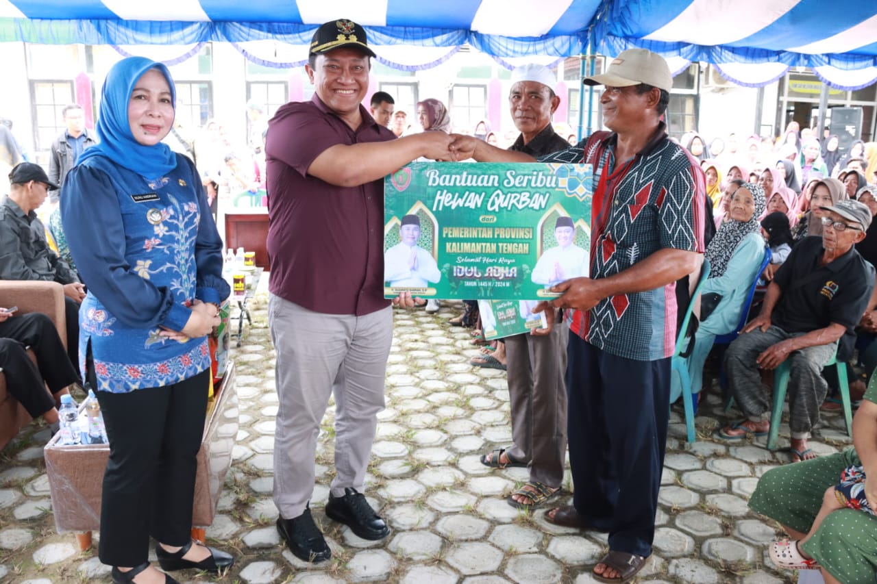 Wagub Kalteng Edy Pratowo Salurkan 1000 Paket Sembako dan Serahkan Bantuan 2 Ekor Hewan Qurban