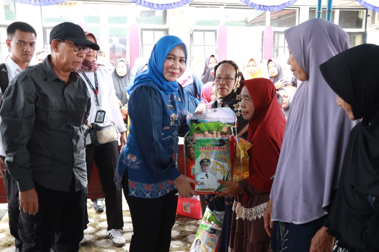 Wagub Kalteng Edy Pratowo Salurkan 1000 Paket Sembako dan Serahkan Bantuan 2 Ekor Hewan Qurban