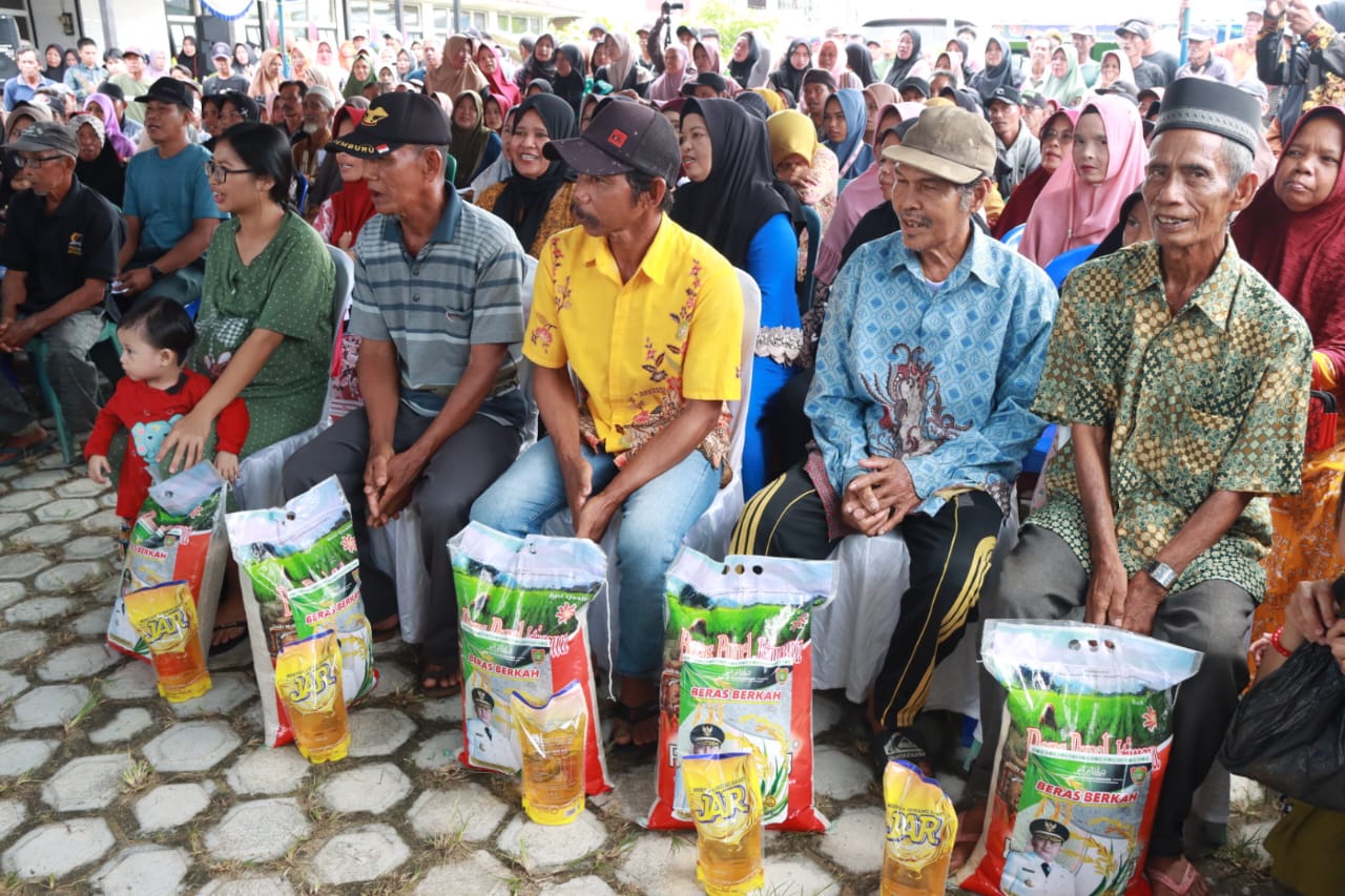 Wagub Kalteng Edy Pratowo Salurkan 1000 Paket Sembako dan Serahkan Bantuan 2 Ekor Hewan Qurban
