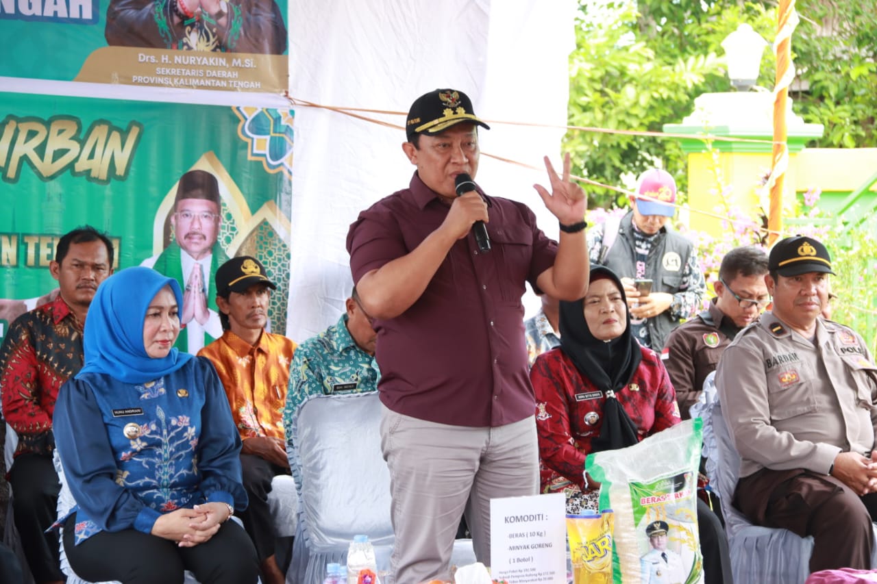 Wagub Kalteng Edy Pratowo Buka Pasar Murah dan Salurkan Bantuan 1000 Paket Sembako, Sekaligus Serahkan Bantuan Hewan Kurban Dua Ekor Sapi di Desa Talio Muara