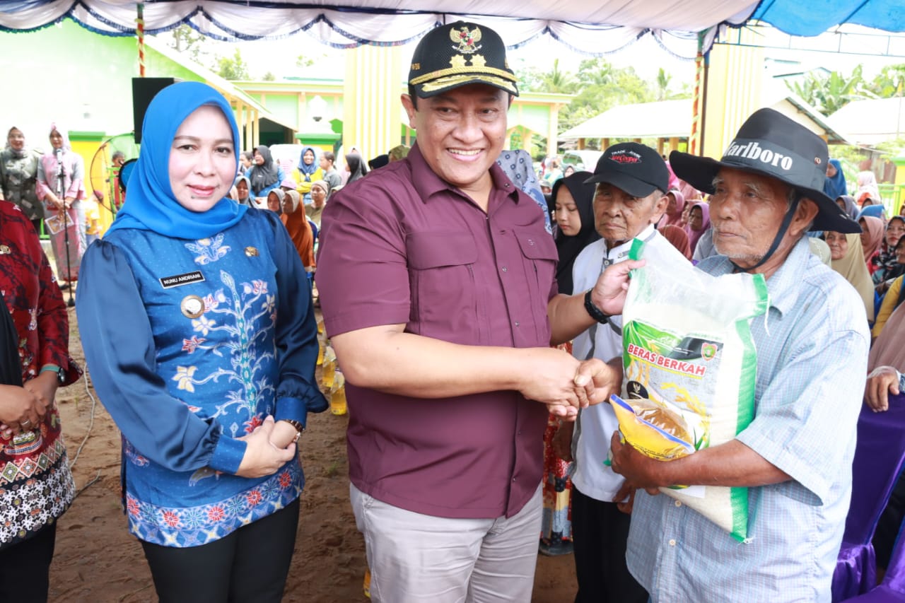 Wagub Kalteng Edy Pratowo Buka Pasar Murah dan Salurkan Bantuan 1000 Paket Sembako, Sekaligus Serahkan Bantuan Hewan Kurban Dua Ekor Sapi di Desa Talio Muara