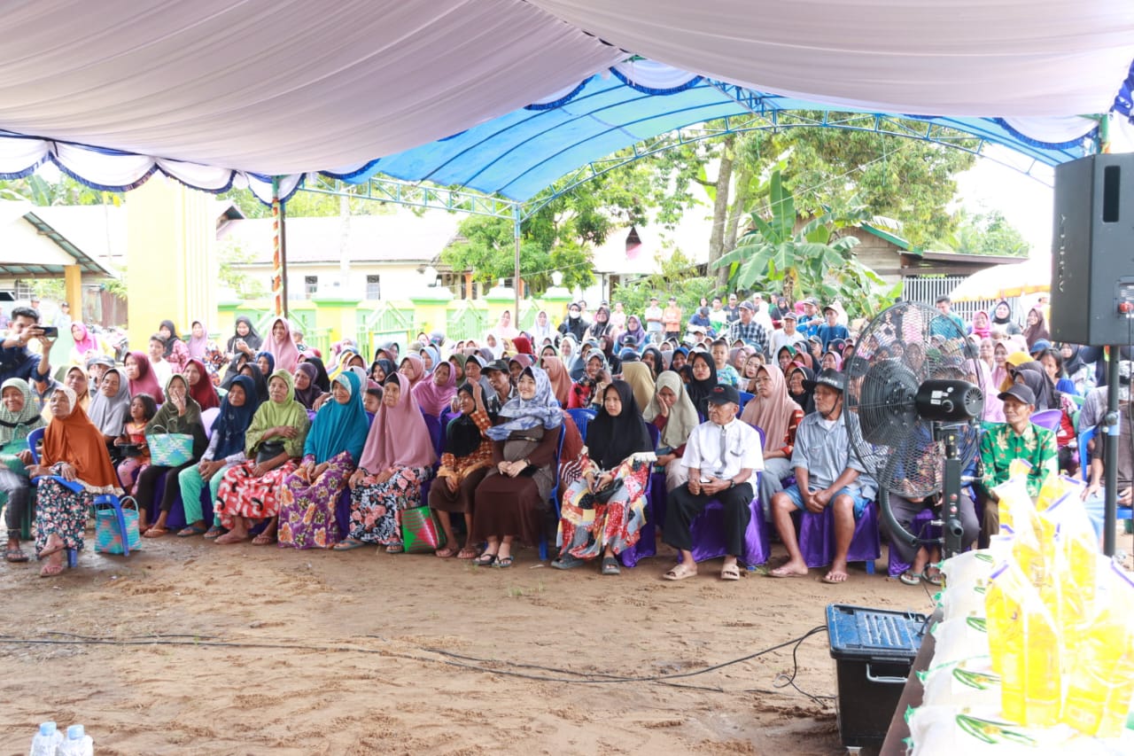 Wagub Kalteng Edy Pratowo Buka Pasar Murah dan Salurkan Bantuan 1000 Paket Sembako, Sekaligus Serahkan Bantuan Hewan Kurban Dua Ekor Sapi di Desa Talio Muara