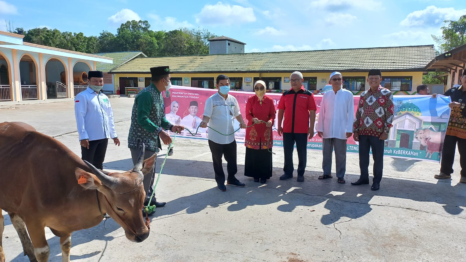 Pemprov Kalteng Salurkan Bantuan Hewan Sapi Kurban Kepada Pemkab Barito Timur