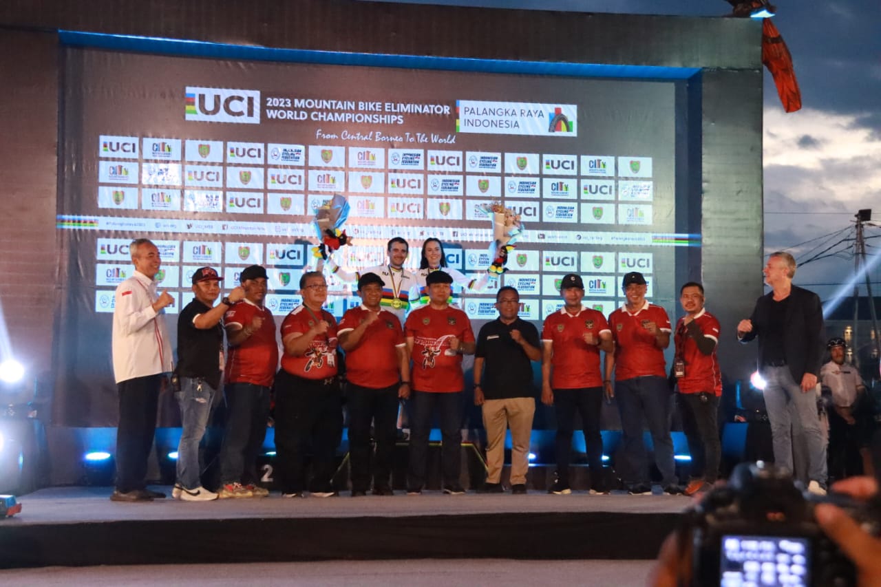 Wagub Edy Pratowo Lakukan Pengalungan Medali dan Penyerahan Bunga Kepada Para Pemenang UCI MTB Eliminator World Championship