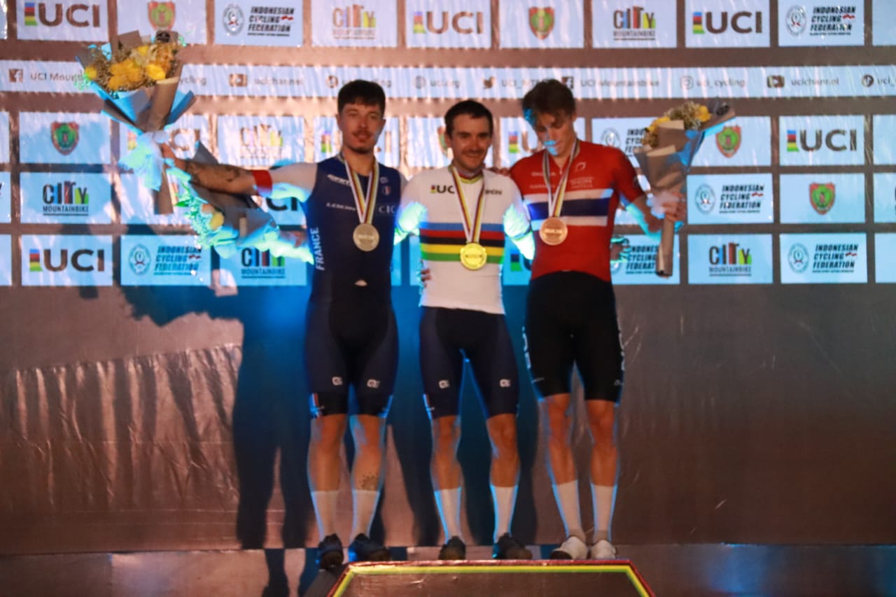 Wagub Edy Pratowo Lakukan Pengalungan Medali dan Penyerahan Bunga Kepada Para Pemenang UCI MTB Eliminator World Championship