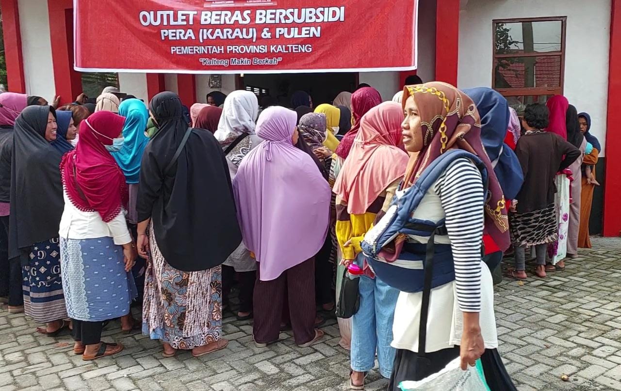 Antusias Warga Berbondong-bondong Membeli Beras Bersubsidi