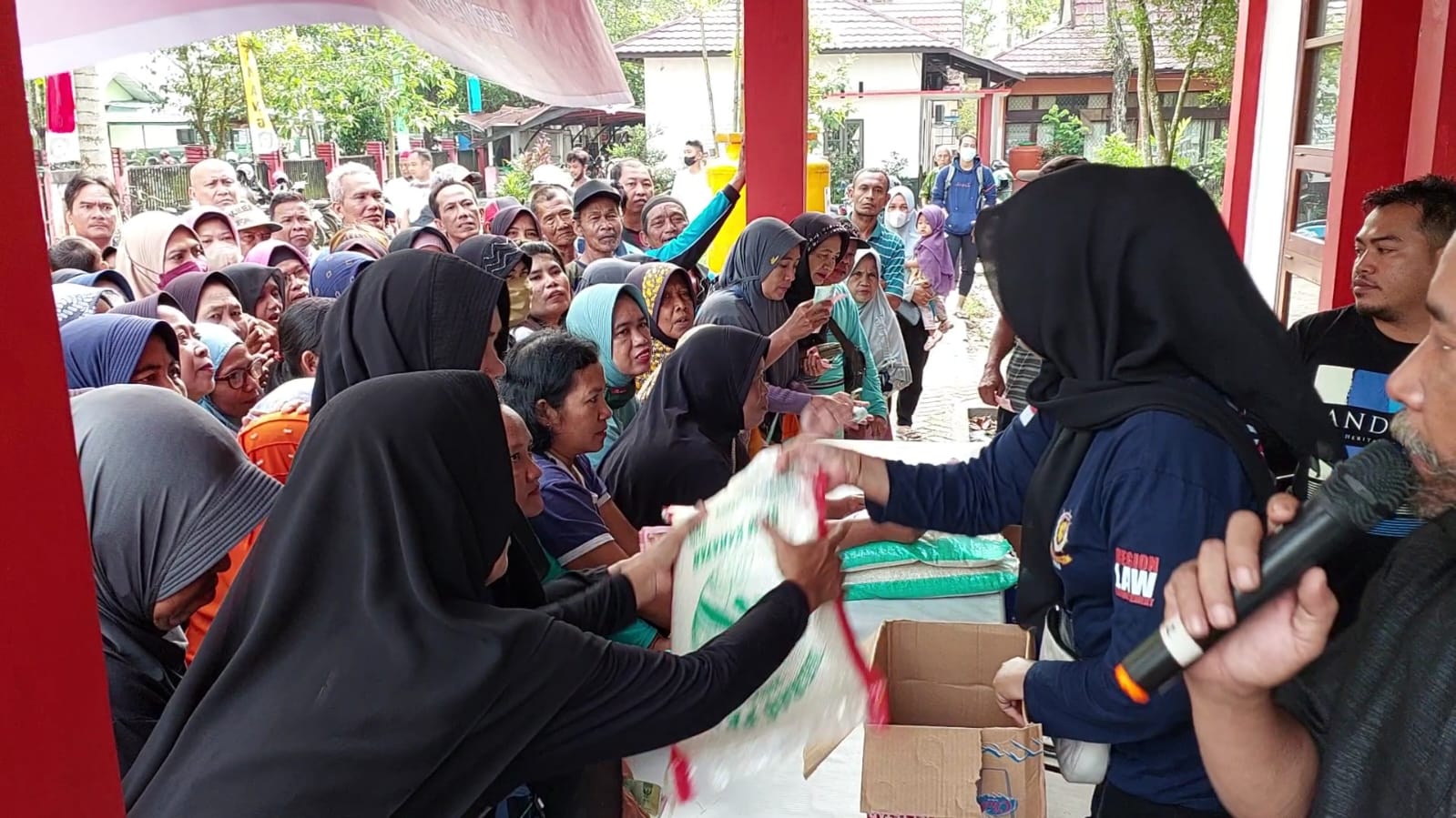 Antusias Warga Berbondong-bondong Membeli Beras Bersubsidi