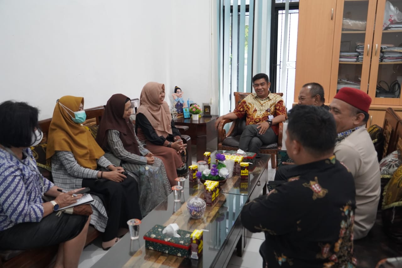 Kepala Diskominfosantik Prov. Kalteng Sambut Kedatangan Dekan FUAD-IAIN